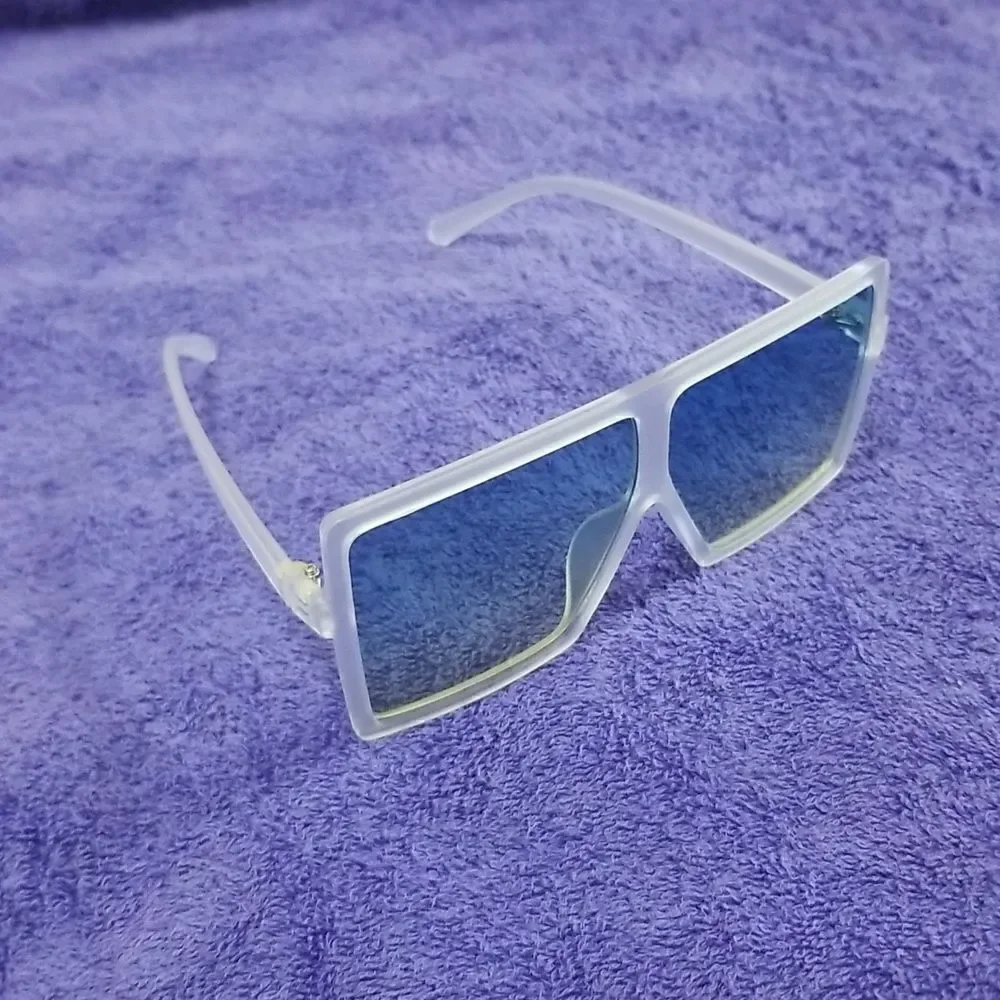 High Fashion Wmn's Oversized Sunglasses.
